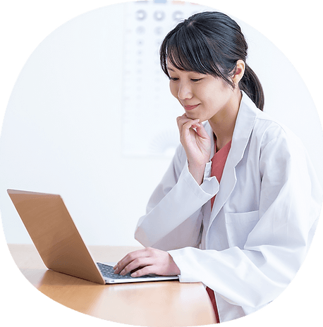 自宅でオンライン診療をする医師