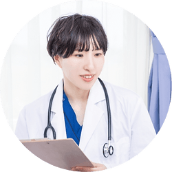 オンラインで診療する医師
