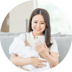スマホで受診するお母さん